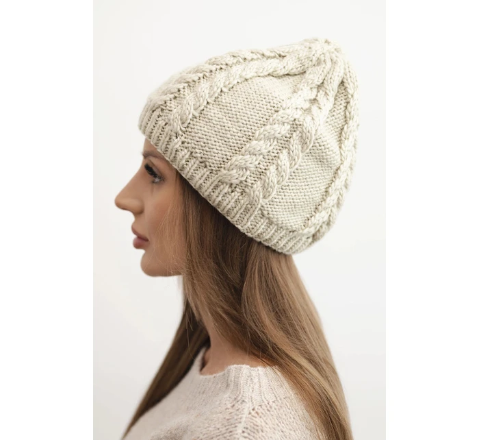 Dámská zimní čepice z vlny s copánkovým vzorem model 21750374 tmavě béžová - K-Fashion Dámská zimní čepice z vlny s copánkovým vzorem model 21750374 tmavě béžová - K-Fashion