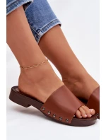Dámské pantofle s přezkami na nízkém podpatku Camel model 21954688 - Boto Dámské pantofle s přezkami na nízkém podpatku Camel model 21954688 - Boto
