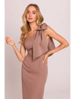 M847 Šaty na jedno rameno s mašľou - mocca M847 Šaty na jedno rameno s mašľou - mocca