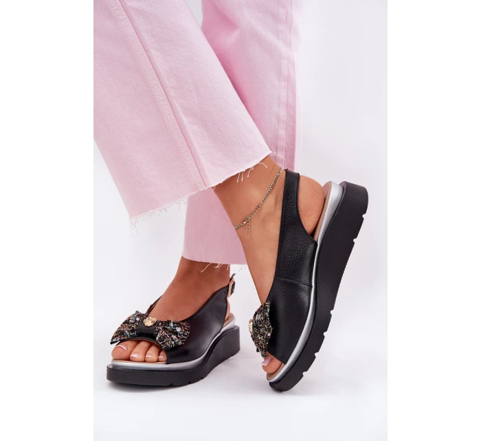 Dámské kožené sandály na klínu s mašlí model 21701827 černé - Zazoo Dámské kožené sandály na klínu s mašlí model 21701827 černé - Zazoo