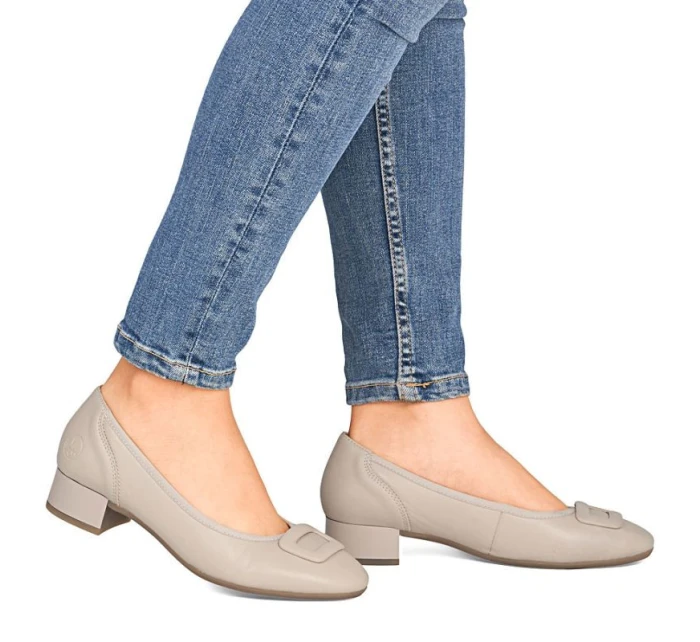 Dámske kožené lodičky na nízkom podpätku béžovej farby Rieker 43453-62