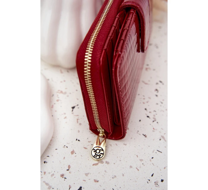 Lakovaná dámska peňaženka s reliéfom a zlatými detailmi Evlinne - červená