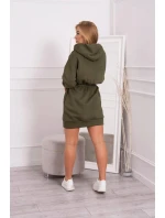 Dámske šaty s kapucňou 68470 Khaki zelená - K-Fashion Dámske šaty s kapucňou 68470 Khaki zelená - K-Fashion