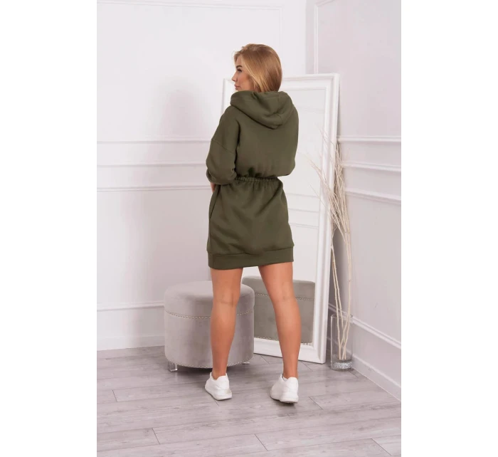 Dámske šaty s kapucňou 68470 Khaki zelená - K-Fashion Dámske šaty s kapucňou 68470 Khaki zelená - K-Fashion
