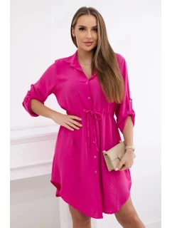 Šaty so zapínaním na gombíky a viazaním v páse vo fuchsiovej farbe