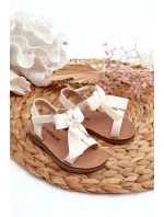 Lakované dětské sandálky s mašlí na suchý zip světle béžové model 21662907 - Boto