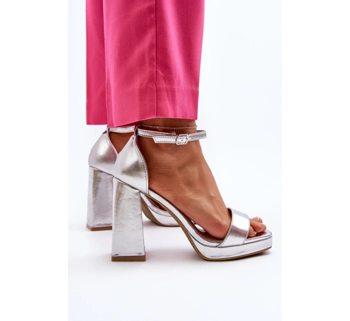 Modne Zamszowe Sandałki Na Kwadratowym Obcasie Srebrne Merila Modne Zamszowe Sandałki Na Kwadratowym Obcasie Srebrne Merila