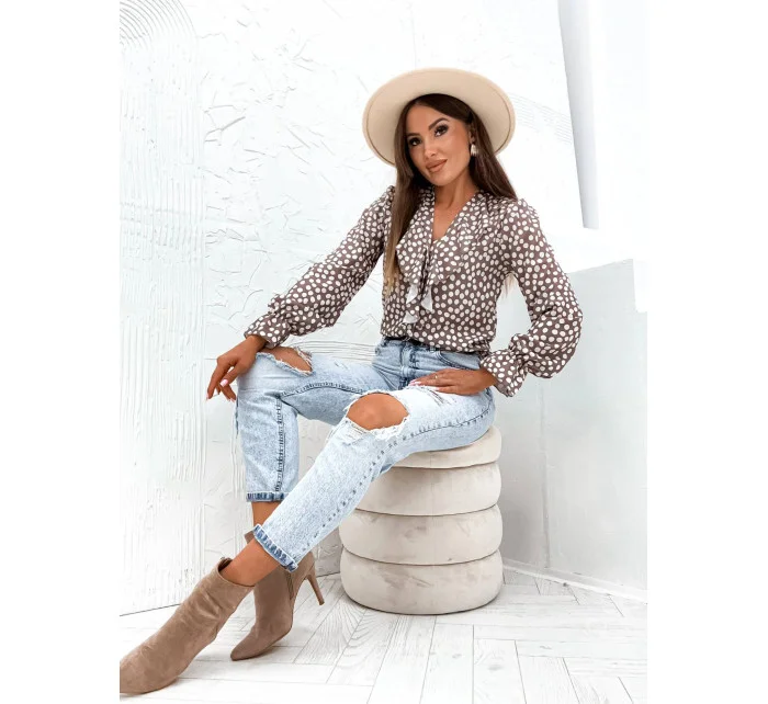 Dámska hnedá blúzka s ozdobným výstrihom (82124) Dámska hnedá blúzka s ozdobným výstrihom (82124)