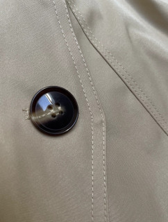 Tmavě béžový klasický kabát v do stehen model 19717924 - HONEY WINTER