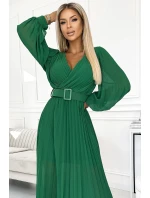 KLARA Světle zelené dámské plisované šaty s výstřihem a opaskem model 21109897 - numoco basic KLARA Světle zelené dámské plisované šaty s výstřihem a opaskem model 21109897 - numoco basic