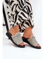 Dámské sandály na klínu s ozdobným páskem stříbrné model 21686867 - Boto Dámské sandály na klínu s ozdobným páskem stříbrné model 21686867 - Boto