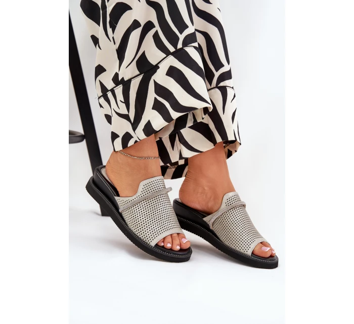 Dámské sandály na klínu s ozdobným páskem stříbrné model 21686867 - Boto Dámské sandály na klínu s ozdobným páskem stříbrné model 21686867 - Boto