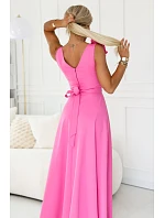 model 22141517 Elegantní večerní maxi šaty s rozparkem a růžemi cukrově růžové - numoco
