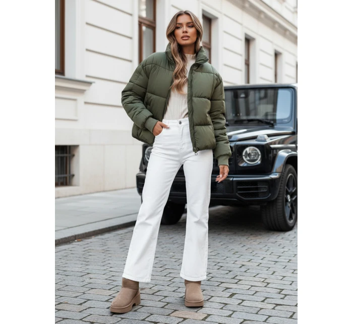 Dámská krátká zimní prošívaná bunda zelená Dstreet model 21990558 - FashionStreet Dámská krátká zimní prošívaná bunda zelená Dstreet model 21990558 - FashionStreet