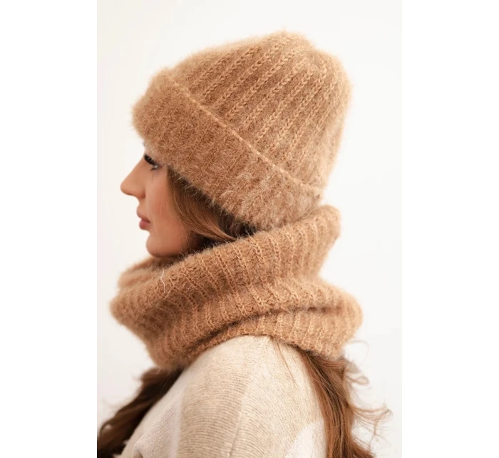 Dámský set čepice a šály huňatý s ozdobným camelový model 21461110 - K-Fashion Dámský set čepice a šály huňatý s ozdobným camelový model 21461110 - K-Fashion