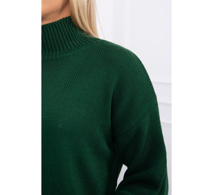 Zelený sveter s vysokým výstrihom