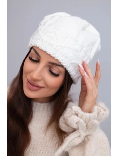 Dámska zimná pletená čiapka s ozdobným vzorom K403 biela