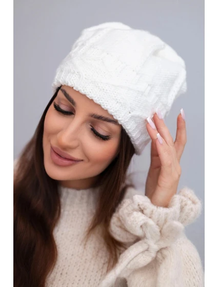 Dámska zimná pletená čiapka s ozdobným vzorom K403 biela