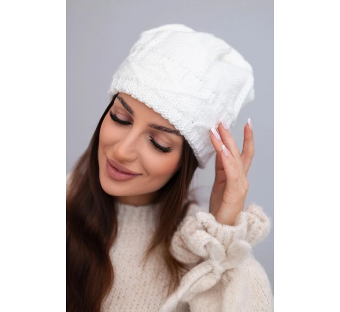 Dámska zimná pletená čiapka s ozdobným vzorom K403 biela
