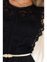 Krajkové šaty s sukní a zlatým páskem ČERNÉ model 21195700 - numoco basic Krajkové šaty s sukní a zlatým páskem ČERNÉ model 21195700 - numoco basic