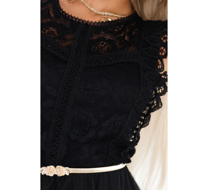 Krajkové šaty s sukní a zlatým páskem ČERNÉ model 21195700 - numoco basic Krajkové šaty s sukní a zlatým páskem ČERNÉ model 21195700 - numoco basic