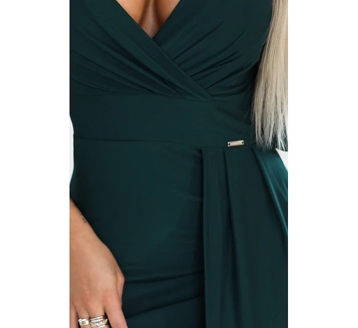 404-15 Elegantné dlhé šaty s obálkovým výstrihom a rozparkom - fľaškovo zelené