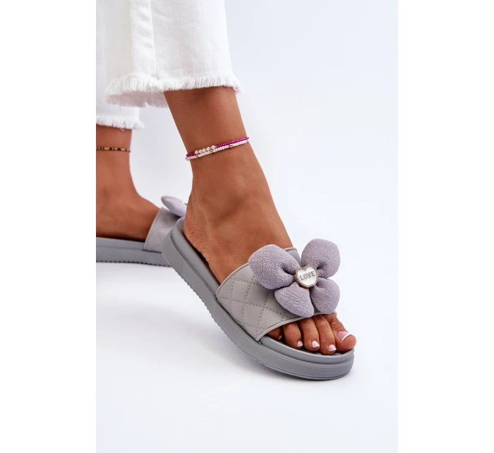 Dámské šedé sandály s ozdobou na nízké platformě model 21653401 - Boto Dámské šedé sandály s ozdobou na nízké platformě model 21653401 - Boto
