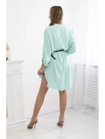 Šaty s delšími zády a pásem mincovna