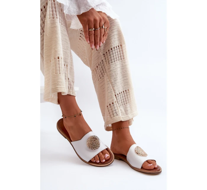 model 21665479 Kožené Žabky Na Ploché Podrážce S Ozdobou Bílé - Zazoo