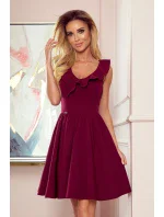 Dámské šaty ve vínové bordó barvě s volánky ve výstřihu model 8457542 - numoco Dámské šaty ve vínové bordó barvě s volánky ve výstřihu model 8457542 - numoco