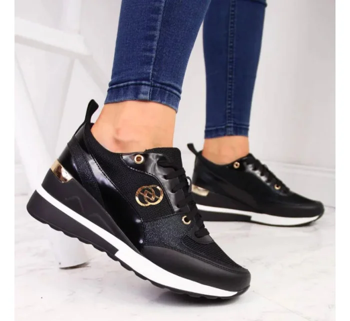 Dámské sportovní boty na platformě / Černá s bílou model 20235477 - EVENTO Dámské sportovní boty na platformě / Černá s bílou model 20235477 - EVENTO