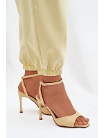 Sandále na podpätku model 227435 Vykročte štýlovo