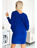 Dámské netopýří šaty v chrpové barvě s brokátem a s výstřihem model 19336361 - numoco Dámské netopýří šaty v chrpové barvě s brokátem a s výstřihem model 19336361 - numoco