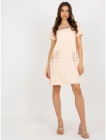 LK SK šaty model 20742300 světle broskvová - FPrice LK SK šaty model 20742300 světle broskvová - FPrice