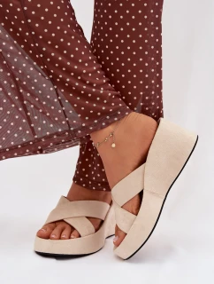 Dámské pantofle na platformě z eko semiše béžové model 21919335 - Boto