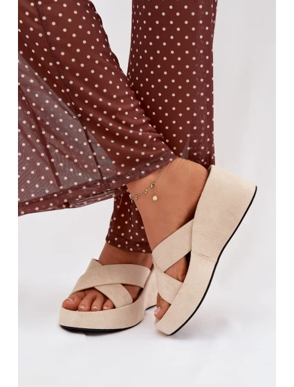 Dámské pantofle na platformě z eko semiše béžové Calorine Dámské pantofle na platformě z eko semiše béžové Calorine