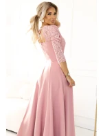 model 20982919 AMBER elegantní dlouhé krajkové šaty s výstřihem pudrově růžové - numoco