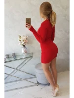 Červené pruhované šaty s priliehavým strihom