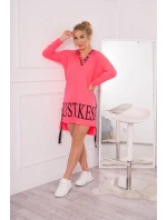 Šaty s kapucí a potiskem růžové neonové Šaty s kapucí a potiskem růžové neonové
