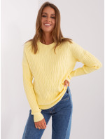 Svetložltý dámsky klasický sveter so vzormi