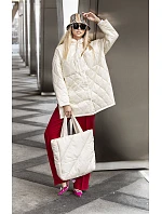 Dámská prošívaná oversize bunda v ecru barvě s kapucí model 20471213 - Ann Gissy Dámská prošívaná oversize bunda v ecru barvě s kapucí model 20471213 - Ann Gissy