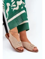 Dámské Sandály S Dekorací Na Plochém Podpatku Eko Semišové Béžové model 21685721 - Boto Dámské Sandály S Dekorací Na Plochém Podpatku Eko Semišové Béžové model 21685721 - Boto