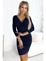 Tmavě modré vypasované dámské šaty s přeloženým obálkovým výstřihem a dlouhými rukávy model 19427050 - numoco Tmavě modré vypasované dámské šaty s přeloženým obálkovým výstřihem a dlouhými rukávy model 19427050 - numoco