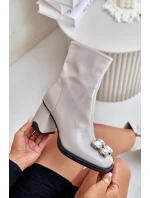 Lakované Dámské Boty Na Podpatku S Dekorací model 21675875 Světle Šedé D&A - S.Barski Lakované Dámské Boty Na Podpatku S Dekorací model 21675875 Světle Šedé D&A - S.Barski