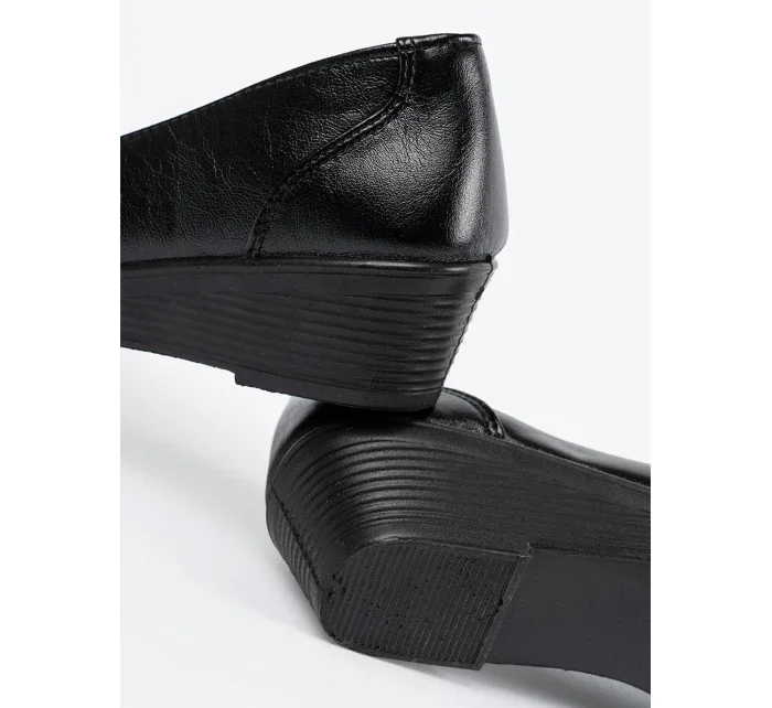 Jedinečné dámske čierne topánky na klinoch Jedinečné dámske čierne topánky na klinoch