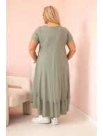 Dámske plus size šaty s krátkymi rukávmi a volánom z ľahkej viskózy v khaki farbe Dámske plus size šaty s krátkymi rukávmi a volánom z ľahkej viskózy v khaki farbe