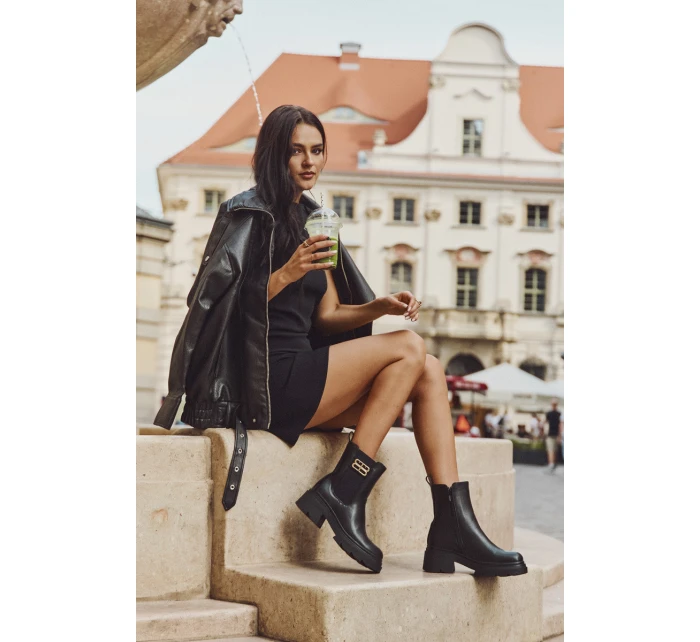 Dámské kotníkové boty se zlatým detailem zateplené černé model 21710118 - Boto Dámské kotníkové boty se zlatým detailem zateplené černé model 21710118 - Boto