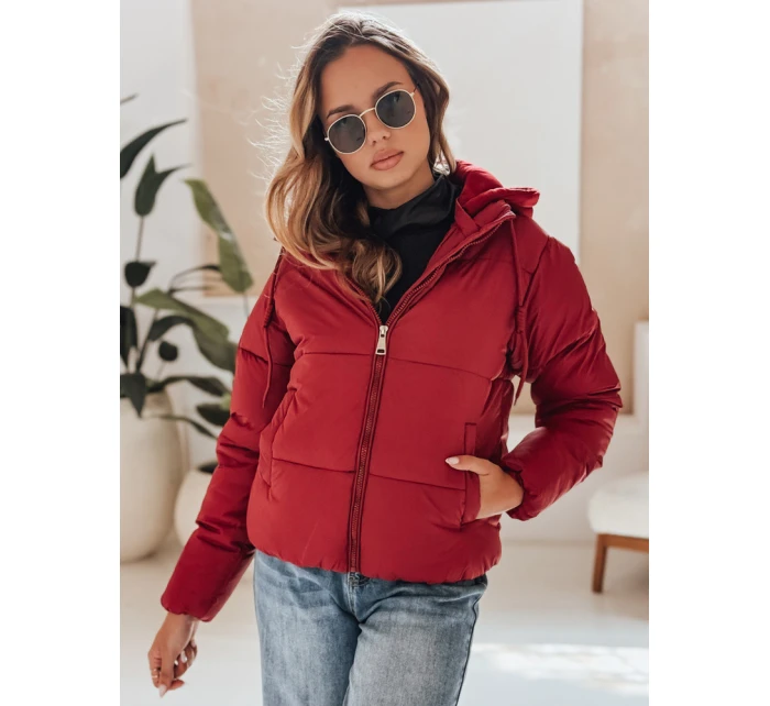 Dámská krátká zimní bunda s kapucí bordó Dstreet model 21990573 - FashionStreet Dámská krátká zimní bunda s kapucí bordó Dstreet model 21990573 - FashionStreet