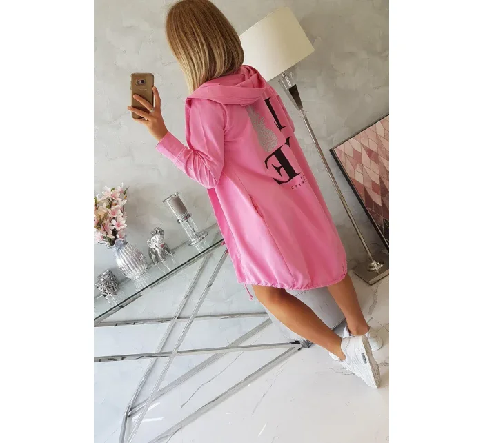 Světle růžový plášť s potiskem