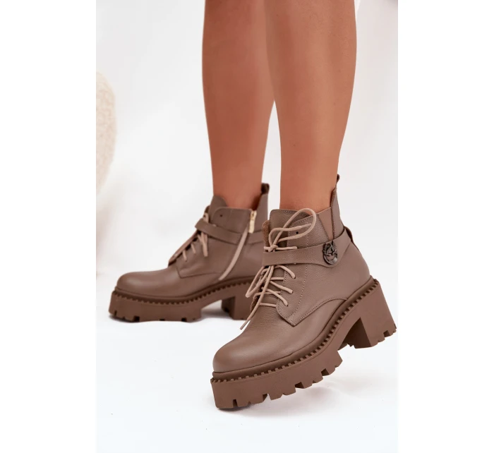 Kožené dámské kotníkové boty na klínu s ozdobným páskem zateplené model 21710528 tmavě béžové - Zazoo
